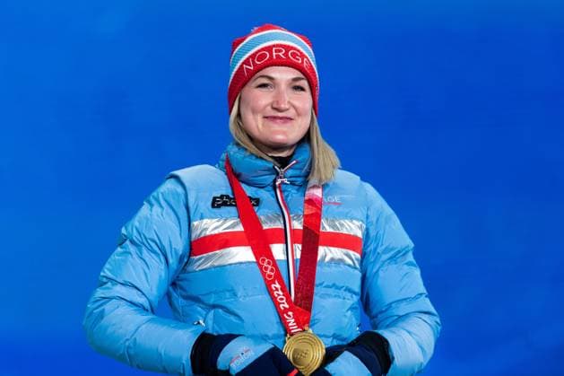 220212 Marte Olsbu Roiseland of Norway with her gold medal at the medal ceremony for women?s biathlon 7,5 km sprint during day 8 of the 2022 Winter Olympics on February 12, 2022 in Zhangjiakou. Photo: Vegard Grott BILDBYRAN kod VG VG0239 Olympic Games, Olympische Spiele, Olympia, OS olympics winter olympics os ol olympiska spel vinter-os olympiske leker peking peking 2022 beijing 2022 beijing 2022 olympic games beijing 2022 winter olympic games peking-os beijing-ol vinter-ol bbeng medaljeseremoni medaljceremoni medal ceremony Sverige Sweden Copyright: VEGARDxGRoTT BB220212VG071