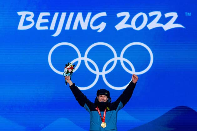 220212 Nils van der Poel with his gold medal at the medal ceremony for men s Speed skating, Eisschnelllauf during day 8 of the 2022 Winter Olympics on February 12, 2022 in Beijing. Photo: Mathias Bergeld BILDBYRAN kod MB MB0332 skridskor speed skating Olympic Games, Olympische Spiele, Olympia, OS olympics winter olympics os ol olympiska spel vinter-os olympiske leker peking peking 2022 beijing 2022 beijing 2022 olympic games beijing 2022 winter olympic games peking-os beijing-ol vinter-ol 8 bbeng medaljceremoni medal ceremony Sverige Sweden Copyright: MATHIASxBERGELD BB220212MB064
