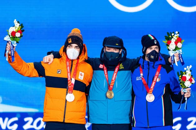220212 Patrick Roest of Netherlands, Nils van der Poel of Sweden and Davide Ghiotto of Italy at the medal ceremony for men s Speed skating, Eisschnelllauf during day 8 of the 2022 Winter Olympics on February 12, 2022 in Beijing. Photo: Mathias Bergeld BILDBYRAN kod MB MB0332 skridskor speed skating Olympic Games, Olympische Spiele, Olympia, OS olympics winter olympics os ol olympiska spel vinter-os olympiske leker peking peking 2022 beijing 2022 beijing 2022 olympic games beijing 2022 winter olympic games peking-os beijing-ol vinter-ol 8 bbeng medaljceremoni medal ceremony Copyright: MATHIASxBERGELD BB220212MB065