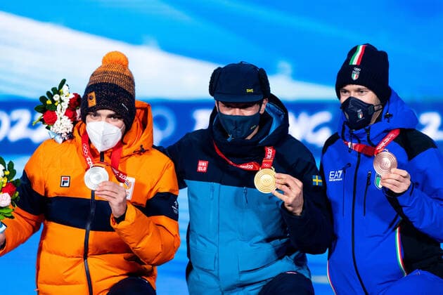 220212 Patrick Roest of Netherlands, Nils van der Poel of Sweden and Davide Ghiotto of Italy at the medal ceremony for men s Speed skating, Eisschnelllauf during day 8 of the 2022 Winter Olympics on February 12, 2022 in Beijing. Photo: Mathias Bergeld BILDBYRAN kod MB MB0332 skridskor speed skating Olympic Games, Olympische Spiele, Olympia, OS olympics winter olympics os ol olympiska spel vinter-os olympiske leker peking peking 2022 beijing 2022 beijing 2022 olympic games beijing 2022 winter olympic games peking-os beijing-ol vinter-ol 8 bbeng medaljceremoni medal ceremony Copyright: MATHIASxBERGELD BB220212MB066