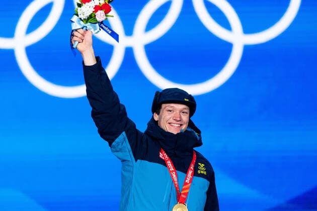 220212 Nils van der Poel with his gold medal at the medal ceremony for men s Speed skating, Eisschnelllauf during day 8 of the 2022 Winter Olympics on February 12, 2022 in Beijing. Photo: Mathias Bergeld BILDBYRAN kod MB MB0332 skridskor speed skating Olympic Games, Olympische Spiele, Olympia, OS olympics winter olympics os ol olympiska spel vinter-os olympiske leker peking peking 2022 beijing 2022 beijing 2022 olympic games beijing 2022 winter olympic games peking-os beijing-ol vinter-ol 8 bbeng medaljceremoni medal ceremony Sverige Sweden Copyright: MATHIASxBERGELD BB220212MB068