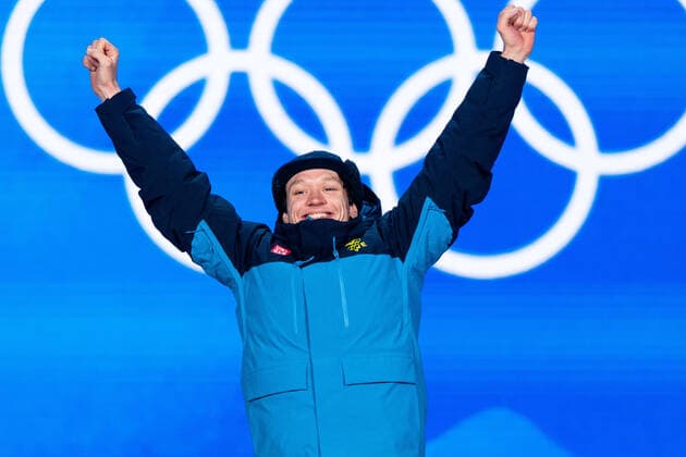 220212 Nils van der Poel with his gold medal at the medal ceremony for men s Speed skating, Eisschnelllauf during day 8 of the 2022 Winter Olympics on February 12, 2022 in Beijing. Photo: Mathias Bergeld BILDBYRAN kod MB MB0332 skridskor speed skating Olympic Games, Olympische Spiele, Olympia, OS olympics winter olympics os ol olympiska spel vinter-os olympiske leker peking peking 2022 beijing 2022 beijing 2022 olympic games beijing 2022 winter olympic games peking-os beijing-ol vinter-ol 8 bbeng medaljceremoni medal ceremony Sverige Sweden Copyright: MATHIASxBERGELD BB220212MB075
