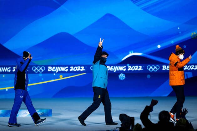 220212 Patrick Roest of Netherlands, Nils van der Poel of Sweden and Davide Ghiotto of Italy at the medal ceremony for men s Speed skating, Eisschnelllauf during day 8 of the 2022 Winter Olympics on February 12, 2022 in Beijing. Photo: Mathias Bergeld BILDBYRAN kod MB MB0332 skridskor speed skating Olympic Games, Olympische Spiele, Olympia, OS olympics winter olympics os ol olympiska spel vinter-os olympiske leker peking peking 2022 beijing 2022 beijing 2022 olympic games beijing 2022 winter olympic games peking-os beijing-ol vinter-ol 8 bbeng medaljceremoni medal ceremony Copyright: MATHIASxBERGELD BB220212MB084