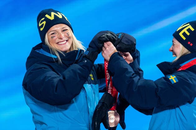 220212 Frida Karlsson of Sweden at the medal ceremony for women?s cross-country skiing 4x5 km relay during day 8 of the 2022 Winter Olympics on February 12, 2022 in Zhangjiakou. Photo: Vegard Grott BILDBYRAN kod VG VG0239 Olympic Games, Olympische Spiele, Olympia, OS olympics winter olympics os ol olympiska spel vinter-os olympiske leker peking peking 2022 beijing 2022 beijing 2022 olympic games beijing 2022 winter olympic games peking-os beijing-ol vinter-ol bbeng medaljeseremoni medaljceremoni medal ceremony Sverige Sweden Copyright: VEGARDxGRoTT BB220212VG085