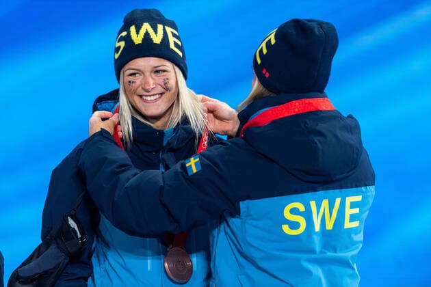 220212 Frida Karlsson of Sweden at the medal ceremony for women?s cross-country skiing 4x5 km relay during day 8 of the 2022 Winter Olympics on February 12, 2022 in Zhangjiakou. Photo: Vegard Grott BILDBYRAN kod VG VG0239 Olympic Games, Olympische Spiele, Olympia, OS olympics winter olympics os ol olympiska spel vinter-os olympiske leker peking peking 2022 beijing 2022 beijing 2022 olympic games beijing 2022 winter olympic games peking-os beijing-ol vinter-ol bbeng medaljeseremoni medaljceremoni medal ceremony Sverige Sweden Copyright: VEGARDxGRoTT BB220212VG088