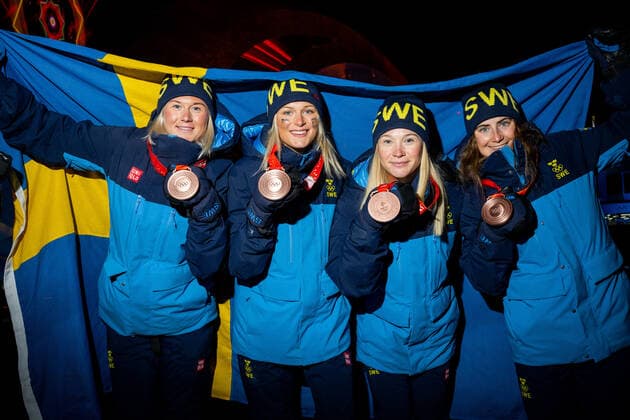 220212 Maja Dahlqvist, Frida Karlsson, Jonna Sundling and Ebba Andersson of Sweden pose with their bronze medals after the medal ceremony for women?s cross-country skiing 4x5 km relay during day 8 of the 2022 Winter Olympics on February 12, 2022 in Zhangjiakou. Photo: Vegard Grott BILDBYRAN kod VG VG0239 Olympic Games, Olympische Spiele, Olympia, OS olympics winter olympics os ol olympiska spel vinter-os olympiske leker peking peking 2022 beijing 2022 beijing 2022 olympic games beijing 2022 winter olympic games peking-os beijing-ol vinter-ol bbeng medaljeseremoni medaljceremoni medal ceremony sverige sweden dam jubel Copyright: VEGARDxGRoTT BB220212VG091