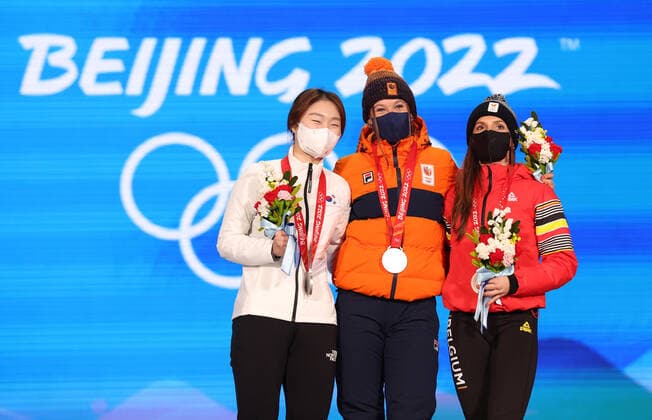 (220212) -- BEIJING, Feb. 12, 2022 -- Gold medalist Suzanne Schulting (C) of the Netherlands, Silver medalist Choi Minjeong (L) of South Korea and Bronze medalist Hanne Desmet of Belgium pose during the awarding ceremony of short track Speed skating, Eisschnelllauf women s 1,000m at the Beijing Medals Plaza of the Winter Olympics in Beijing, capital of China, Feb. 12, 2022. ) (BEIJING2022)CHINA-BEIJING-OLYMPIC Winter games, Winterspiele,Spiele, Summer games AWARDING CEREMONY (CN) ChengxTingting