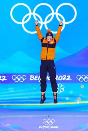 (220212) -- BEIJING, Feb. 12, 2022 -- Gold medalist Suzanne Schulting of the Netherlands reacts during the awarding ceremony of short track Speed skating, Eisschnelllauf women s 1,000m at the Beijing Medals Plaza of the Winter Olympics in Beijing, capital of China, Feb. 12, 2022. ) (BEIJING2022)CHINA-BEIJING-OLYMPIC Winter games, Winterspiele,Spiele, Summer games AWARDING CEREMONY (CN) JuxHuanzong