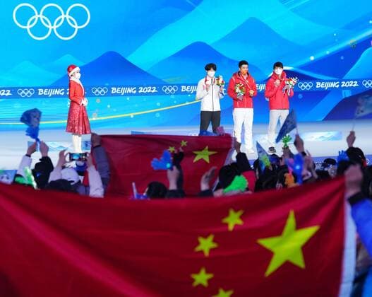 (220212) -- BEIJING, Feb. 12, 2022 -- Gold medalist Gao Tingyu (C) of China, silver medalist Cha Min kyu (L) of South Korea and bronze medalist Morishige Wataru of Japan react during the awarding ceremony of Speed skating, Eisschnelllauf men s 500m at the Beijing Medals Plaza of the Winter Olympics in Beijing, capital of China, Feb. 12, 2022. ) (BEIJING2022)CHINA-BEIJING-OLYMPIC Winter games, Winterspiele,Spiele, Summer games AWARDING CEREMONY (CN) JuxHuanzong