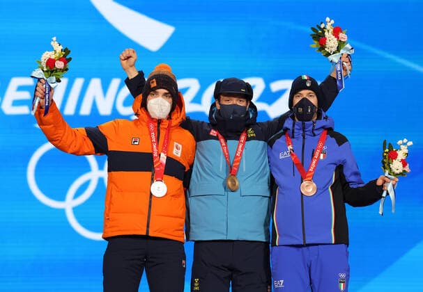 (220212) -- BEIJING, Feb. 12, 2022 -- Gold medalist Nils van der Poel (C) of Sweden, silver medalist Patrick Roest (L) of the Netherlands and bronze medalist Davide Ghiotto of Italy pose during the awarding ceremony of Speed skating, Eisschnelllauf men s 10000m at the Beijing Medals Plaza of the Winter Olympics in Beijing, capital of China, Feb. 12, 2022. ) (BEIJING2022)CHINA-BEIJING-OLYMPIC Winter games, Winterspiele,Spiele, Summer games AWARDING CEREMONY (CN) ChengxTingting