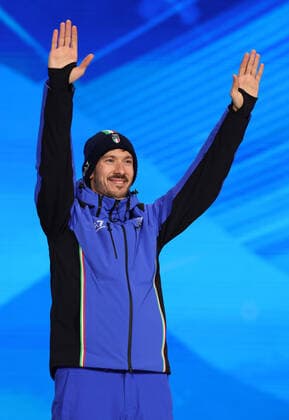 (220212) -- BEIJING, Feb. 12, 2022 -- Bronze medalist Davide Ghiotto of Italy poses during the awarding ceremony of Speed skating, Eisschnelllauf men s 10000m at the Beijing Medals Plaza of the Winter Olympics in Beijing, capital of China, Feb. 12, 2022. ) (BEIJING2022)CHINA-BEIJING-OLYMPIC Winter games, Winterspiele,Spiele, Summer games AWARDING CEREMONY (CN) ChengxTingting 