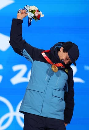 (220212) -- BEIJING, Feb. 12, 2022 -- Gold medalist Nils van der Poel of Sweden reacts during the awarding ceremony of Speed skating, Eisschnelllauf men s 10000m at the Beijing Medals Plaza of the Winter Olympics in Beijing, capital of China, Feb. 12, 2022. ) (BEIJING2022)CHINA-BEIJING-OLYMPIC Winter games, Winterspiele,Spiele, Summer games AWARDING CEREMONY (CN) ChengxTingting 
