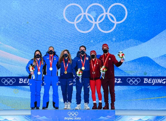 BEIJING 2022, Snowboard, Snowboardcross Mixed Team, Siegerehrung (220212) -- ZHANGJIAKOU, Feb. 12, 2022 -- Gold medalists Nick Baumgartner (3rd R) Lindsey Jacobellis (3rd L) of the United States, silver medalists Omar Visintin (2nd L) Michela Moioli (1st L) of Italy and bronze medalists Eliot Grondin (1st R) Meryeta Odine (2nd R) of Canada pose during the awarding ceremony of mixed team snowboard cross at Zhangjiakou Medals Plaza of the Winter Olympics in Zhangjiakou, north China s Hebei Province, Feb. 12, 2022. ) (BEIJING2022)CHINA- ZHANGJIAKOU-OLYMPIC Winter games, Winterspiele,Spiele, Summer games AWARDING CEREMONY (CN) XuxChang