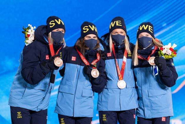 (220212) -- ZHANGJIAKOU, Feb. 12, 2022 -- Bronze medalists of team Sweden celebrate during the awarding ceremony of cross-country skiing women s 4 x 5km relay at Zhangjiakou Medals Plaza of the Winter Olympics in Zhangjiakou, north China s Hebei Province, Feb. 12, 2022. ) (BEIJING2022)CHINA-ZHANGJIAKOU-OLYMPIC Winter games, Winterspiele,Spiele, Summer games AWARDING CEREMONY (CN) XiaoxYijiu 