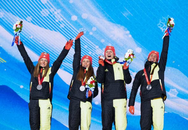 (220212) -- ZHANGJIAKOU, Feb. 12, 2022 -- Silver medalists of team Germany celebrate during the awarding ceremony of cross-country skiing women s 4 x 5km relay at Zhangjiakou Medals Plaza of the Winter Olympics in Zhangjiakou, north China s Hebei Province, Feb. 12, 2022. ) (BEIJING2022)CHINA-ZHANGJIAKOU-OLYMPIC Winter games, Winterspiele,Spiele, Summer games AWARDING CEREMONY (CN) XiaoxYijiu 
