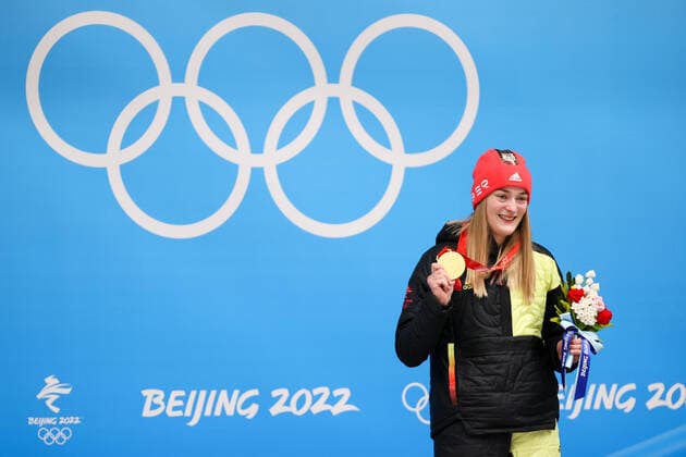 Bilder des Jahres 2022, Sport 02 Februar Sport Themen der Woche KW06 BEIJING, CHINA - FEBRUARY 12, 2022: Gold medalist, Hannah Neise of Germany poses for a photograph during an award ceremony for the women s skeleton event at the 2022 Winter Olympic Games, Olympische Spiele, Olympia, OS at the Yanqing National Sliding Centre. Anton Novoderezhkin TASS  TS122C36