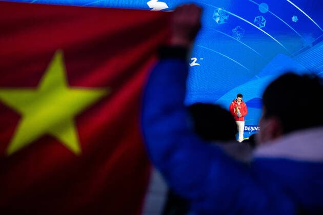 220212 Spectators hold a Chinese flag as Olympic gold medalist Gao Tinguy of China stand on the podium at the medal ceremony for men s Speed skating, Eisschnelllauf 500 meter during day 8 of the 2022 Winter Olympics on February 12, 2022 in Beijing. Photo: Mathias Bergeld BILDBYRAN kod MB MB0332 sweden sverige skridskor speed skating Olympic Games, Olympische Spiele, Olympia, OS olympics winter olympics os ol olympiska spel vinter-os olympiske leker peking peking 2022 beijing 2022 beijing 2022 olympic games beijing 2022 winter olympic games peking-os beijing-ol vinter-ol 8 bbeng medaljceremoni medal ceremony china Copyright: MATHIASxBERGELD BB220212MB100