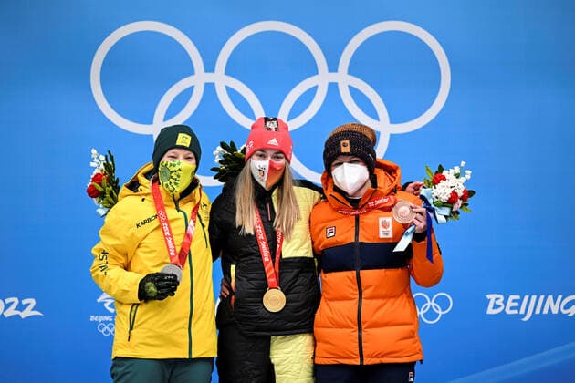 (220212) -- BEIJING, Feb. 12, 2022 -- Gold medalist Hannah Neise (C) of Germany, silver medalist Jaclyn Narracott (L) of Australia and bronze medalist Kimberley Bos of the Netherlands pose for a photo during the awarding ceremony of the skeleton women heat of Beijing 2022 Winter Olympics at National Sliding Centre in Yanqing District, Beijing, capital of China, Feb. 12, 2022. ) (BEIJING2022)CHINA-BEIJING-OLYMPIC Winter games, Winterspiele,Spiele, Summer games SKELETON-WOMEN HEAT (CN) HexChangshan 