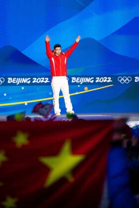 220212 Spectators hold a Chinese flag as Olympic gold medalist Gao Tinguy of China celebrate on the podium at the medal ceremony for men s Speed skating, Eisschnelllauf 500 meter during day 8 of the 2022 Winter Olympics on February 12, 2022 in Beijing. Photo: Mathias Bergeld BILDBYRAN kod MB MB0332 sweden sverige skridskor speed skating Olympic Games, Olympische Spiele, Olympia, OS olympics winter olympics os ol olympiska spel vinter-os olympiske leker peking peking 2022 beijing 2022 beijing 2022 olympic games beijing 2022 winter olympic games peking-os beijing-ol vinter-ol 8 bbeng medaljceremoni medal ceremony china jubel Copyright: MATHIASxBERGELD BB220212MB109