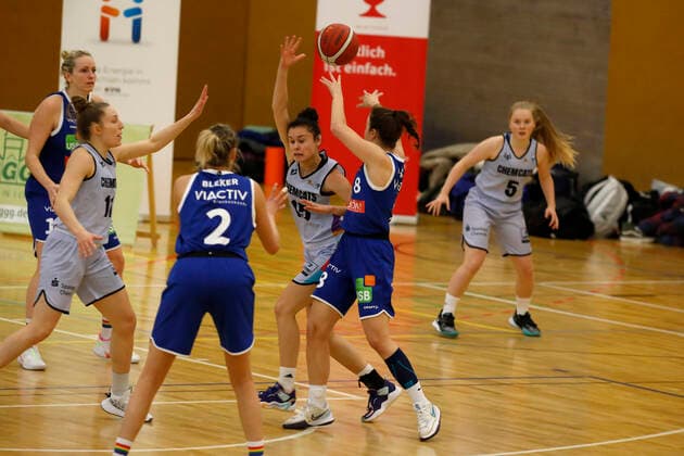 12.02.2022, 2. Toyota Damen Basketball Bundesliga Nord, DBBL, Saison 2021 2022, Damen, Chemcats Chemnitz - VFL Viactiv-Astroladies Bochum Kim Franze, VFL Viactiv-Astroladies Bochum, Jessica Kluge, ChemCats Chemnitz Chemnitz Sporthalle am Schlossteich Sachsen Germany