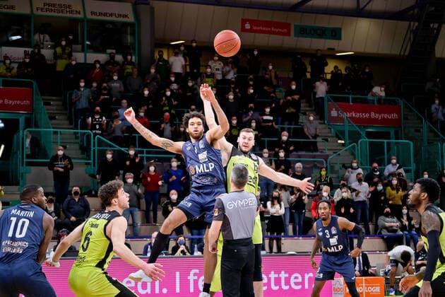 medi bayreuth - MLP Heidelberg , Basketball, Bundesliga, BBL, Spieltag 21, Spielzeit 2021 2022, 13.02.2022 19 Sajus Martynas (medi Bayreuth) 1 Chapman, Brekkott (MLP Heidelberg) medi bayreuth - MLP Heidelberg , Basketball, Bundesliga, BBL, Spieltag 21, Spielzeit 2021 2022, 13.02.2022 Bayreuth Copyright: xEibner-Pressefoto ThorstenxOchsx EP_TOS