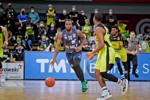 medi bayreuth - MLP Heidelberg , Basketball, Bundesliga, BBL, Spieltag 21, Spielzeit 2021 2022, 13.02.2022 10 Martin, Kelvin (MLP Heidelberg) 22 Wells Cameron (medi Bayreuth) medi bayreuth - MLP Heidelberg , Basketball, Bundesliga, BBL, Spieltag 21, Spielzeit 2021 2022, 13.02.2022 Bayreuth Copyright: xEibner-Pressefoto ThorstenxOchsx EP_TOS