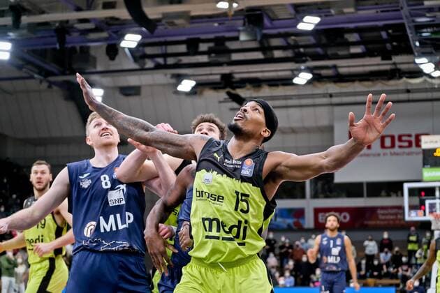 medi bayreuth - MLP Heidelberg , Basketball, Bundesliga, BBL, Spieltag 21, Spielzeit 2021 2022, 13.02.2022 8 Ugrai, Maximilian (MLP Heidelberg) 15 Allen Terry (medi Bayreuth) medi bayreuth - MLP Heidelberg , Basketball, Bundesliga, BBL, Spieltag 21, Spielzeit 2021 2022, 13.02.2022 Bayreuth Copyright: xEibner-Pressefoto ThorstenxOchsx EP_TOS