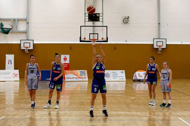 12.02.2022, 2. Toyota Damen Basketball Bundesliga Nord, DBBL, Saison 2021 2022, Damen, Chemcats Chemnitz - VFL Viactiv-Astroladies Bochum Lara Langermann, VFL Viactiv-Astroladies Bochum beim Freiwurf Chemnitz Sporthalle am Schlossteich Sachsen Germany
