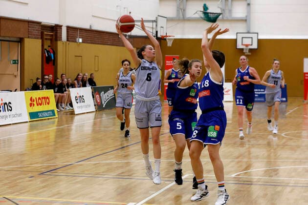 12.02.2022, 2. Toyota Damen Basketball Bundesliga Nord, DBBL, Saison 2021 2022, Damen, Chemcats Chemnitz - VFL Viactiv-Astroladies Bochum Nicole Brochlitz, ChemCats Chemnitz, Susanne Niehaus, VFL Viactiv-Astroladies Bochum Chemnitz Sporthalle am Schlossteich Sachsen Germany