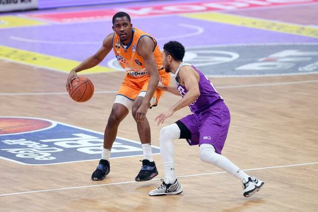 Semaj Christon (Ratiopharm Ulm) (am Ball), Stephen Brown Jr. (BG Goettingen) (R) , Basketball, Bundesliga, BBL, BG Goettingen - Ratiopharm Ulm , 12.02.2022, BG Goettingen - Ratiopharm Ulm, Basketball, Bundesliga, GER, BBL, 12.02.2022 Goettingen Copyright: xEibner-Pressefotox-xRolandxSippelx