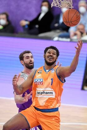 Cristiano Felicio (Ratiopharm Ulm) (am Ball), Harper Kamp (BG Goettingen) (L) , Basketball, Bundesliga, BBL, BG Goettingen - Ratiopharm Ulm , 12.02.2022, BG Goettingen - Ratiopharm Ulm, Basketball, Bundesliga, GER, BBL, 12.02.2022 Goettingen Copyright: xEibner-Pressefotox-xRolandxSippelx