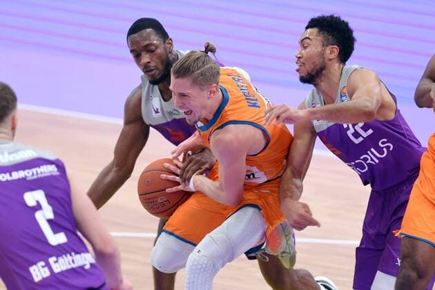 Thomas Klepeisz (Ratiopharm Ulm) (am Ball), Kamar Baldwin (BG Goettingen) (L), Stephen Brown Jr. (BG Goettingen) (R) , Basketball, Bundesliga, BBL, BG Goettingen - Ratiopharm Ulm , 12.02.2022, BG Goettingen - Ratiopharm Ulm, Basketball, Bundesliga, GER, BBL, 12.02.2022 Goettingen Copyright: xEibner-Pressefotox-xRolandxSippelx