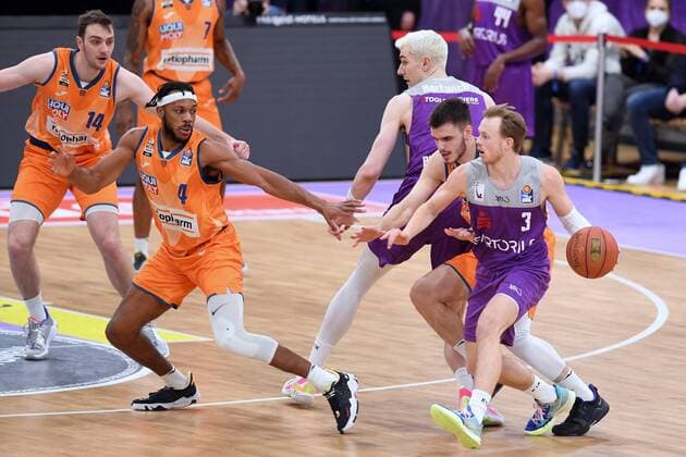 Harald Frey (BG Goettingen) (am Ball), Fedor Zugic (Ratiopharm Ulm), Jaron Blossomgame (Ratiopharm Ulm) (M), Philipp Herkenhoff (Ratiopharm Ulm) (L, hinten) , Basketball, Bundesliga, BBL, BG Goettingen - Ratiopharm Ulm , 12.02.2022, BG Goettingen - Ratiopharm Ulm, Basketball, Bundesliga, GER, BBL, 12.02.2022 Goettingen Copyright: xEibner-Pressefotox-xRolandxSippelx