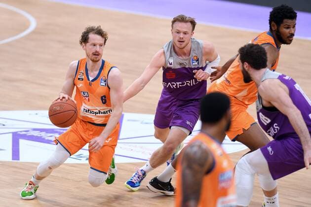 Per Guenther (Ratiopharm Ulm) (am Ball), Harald Frey (BG Goettingen) (M) , Basketball, Bundesliga, BBL, BG Goettingen - Ratiopharm Ulm , 12.02.2022, BG Goettingen - Ratiopharm Ulm, Basketball, Bundesliga, GER, BBL, 12.02.2022 Goettingen Copyright: xEibner-Pressefotox-xRolandxSippelx