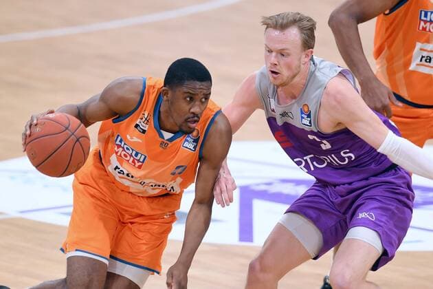 Semaj Christon (Ratiopharm Ulm) (am Ball), Harald Frey (BG Goettingen) (R) , Basketball, Bundesliga, BBL, BG Goettingen - Ratiopharm Ulm , 12.02.2022, BG Goettingen - Ratiopharm Ulm, Basketball, Bundesliga, GER, BBL, 12.02.2022 Goettingen Copyright: xEibner-Pressefotox-xRolandxSippelx