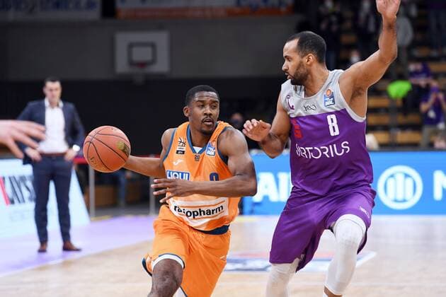 Semaj Christon (Ratiopharm Ulm) (am ball) und Akeem Vargas (BG Goettingen) , Basketball, Bundesliga, BBL, BG Goettingen - Ratiopharm Ulm , 12.02.2022, BG Goettingen - Ratiopharm Ulm, Basketball, Bundesliga, GER, BBL, 12.02.2022 Goettingen Copyright: xEibner-Pressefotox-xRolandxSippelx