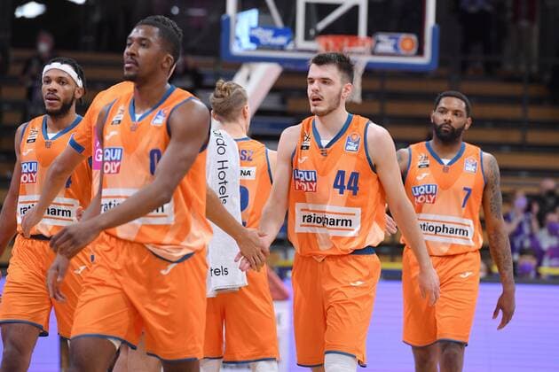 enttaeuscht, frustriert, Emotion; Semaj Christon (Ratiopharm Ulm), Fedor Zugic, Sindarius Thornwell (Ratiopharm Ulm) (R) , Basketball, Bundesliga, BBL, BG Goettingen - Ratiopharm Ulm , 12.02.2022, BG Goettingen - Ratiopharm Ulm, Basketball, Bundesliga, GER, BBL, 12.02.2022 Goettingen Copyright: xEibner-Pressefotox-xRolandxSippelx