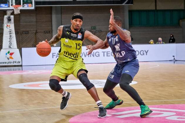 medi bayreuth - MLP Heidelberg , Basketball, Bundesliga, BBL, Spieltag 21, Spielzeit 2021 2022, 13.02.2022 10 Martin, Kelvin (MLP Heidelberg) 15 Allen Terry (medi Bayreuth) medi bayreuth - MLP Heidelberg , Basketball, Bundesliga, BBL, Spieltag 21, Spielzeit 2021 2022, 13.02.2022 Bayreuth Copyright: xEibner-Pressefoto ThorstenxOchsx EP_TOS