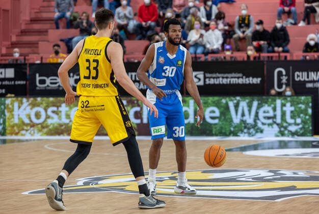 Chavares Alexander Flanigan (Uni Baskets Paderborn, 30), Ryan Mikesell (Tigers Tuebingen, 33)¨¨Tigers Tübingen vs. Uni Baskets Paderborn, 2. Basketball, Bundesliga, Pro A, Barmer 2 Basketball, Spieltag 25, Spielzeit 2021 2022, 12.02.2022, ¨¨ Tigers Tübingen - Uni Baskets Paderborn, Basketball, 2. Bundesliga, Barmer 2 Basketball, Spieltag 25, Spielzeit 2021 2022, 12.02.2022 Tuebingen Copyright: xDennisxDuddek xEibnerxPressefotox EP_DDK