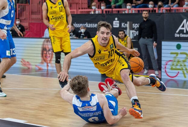 Peter Hemschemeier (Uni Baskets Paderborn, 08), Gianni Otto (Tigers Tuebingen, 10)¨¨Tigers Tübingen vs. Uni Baskets Paderborn, 2. Basketball, Bundesliga, Pro A, Barmer 2 Basketball, Spieltag 25, Spielzeit 2021 2022, 12.02.2022, ¨¨ Tigers Tübingen - Uni Baskets Paderborn, Basketball, 2. Bundesliga, Barmer 2 Basketball, Spieltag 25, Spielzeit 2021 2022, 12.02.2022 Tuebingen Copyright: xDennisxDuddek xEibnerxPressefotox EP_DDK