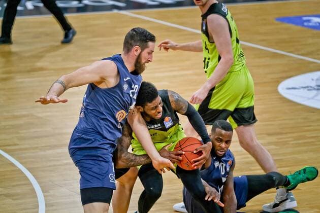 medi bayreuth - MLP Heidelberg , Basketball, Bundesliga, BBL, Spieltag 21, Spielzeit 2021 2022, 13.02.2022 22 Heyden, Phillipp (MLP Heidelberg) 0 Watkins, Anthony (MLP Heidelberg) 2 Anim Sacar (medi Bayreuth) medi bayreuth - MLP Heidelberg , Basketball, Bundesliga, BBL, Spieltag 21, Spielzeit 2021 2022, 13.02.2022 Bayreuth Copyright: xEibner-Pressefoto ThorstenxOchsx EP_TOS