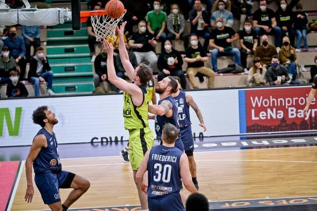 medi bayreuth - MLP Heidelberg , Basketball, Bundesliga, BBL, Spieltag 21, Spielzeit 2021 2022, 13.02.2022 14 Sanders Moritz (medi Bayreuth) 22 Heyden, Phillipp (MLP Heidelberg) medi bayreuth - MLP Heidelberg , Basketball, Bundesliga, BBL, Spieltag 21, Spielzeit 2021 2022, 13.02.2022 Bayreuth Copyright: xEibner-Pressefoto ThorstenxOchsx EP_TOS