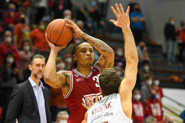 T.J. Williams, Thomas Kyzlink 21. Spieltag, Basketball Bundesliga, Basketball Saison 2021 2022, Deutschland, easyCredit BBL, Germany, Giessen 46ers, giessen rot, Herren, Jobstairs GIESSEN 46ers - Brose Baskets Bamberg,Männer, Bamberg in weiß grau
