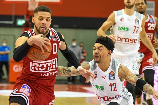 Kendale McCullum, Justin Robinson 21. Spieltag, Basketball Bundesliga, Basketball Saison 2021 2022, Deutschland, easyCredit BBL, Germany, Giessen 46ers, giessen rot, Herren, Jobstairs GIESSEN 46ers - Brose Baskets Bamberg,Männer, Bamberg in weiß grau