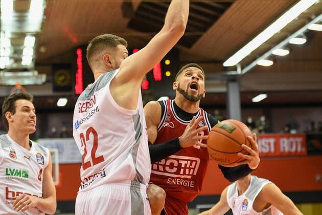 Martinas Geben, Kendale McCullum 21. Spieltag, Basketball Bundesliga, Basketball Saison 2021 2022, Deutschland, easyCredit BBL, Germany, Giessen 46ers, giessen rot, Herren, Jobstairs GIESSEN 46ers - Brose Baskets Bamberg,Männer, Bamberg in weiß grau