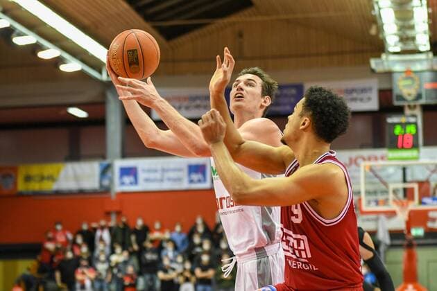 Omar Prewitt, Max Begue 21. Spieltag, Basketball Bundesliga, Basketball Saison 2021 2022, Deutschland, easyCredit BBL, Germany, Giessen 46ers, giessen rot, Herren, Jobstairs GIESSEN 46ers - Brose Baskets Bamberg,Männer, Bamberg in weiß grau