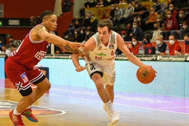 T.J. Williams, Omar Prewitt 21. Spieltag, Basketball Bundesliga, Basketball Saison 2021 2022, Deutschland, easyCredit BBL, Germany, Giessen 46ers, giessen rot, Herren, Jobstairs GIESSEN 46ers - Brose Baskets Bamberg,Männer, Bamberg in weiß grau