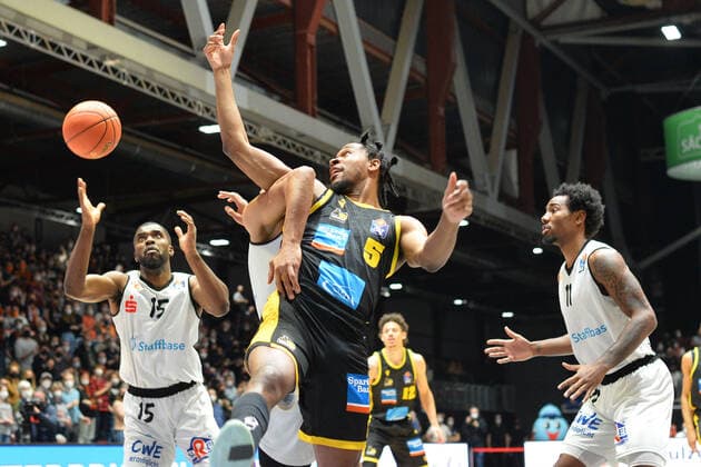 Justin Simon (MHP RIESEN Ludwigsburg) Mitte, Frantz Massenat (Niners Chemnitz) li. und Isiaha Mike (Niners Chemnitz) re., Niners Chemnitz vs. MHP RIESEN Ludwigsburg, easycredit Basketball Bundesliga, 12.02.2022 Niners Chemnitz vs. MHP RIESEN Ludwigsburg, easycredit Basketball Bundesliga, 12.02.2022 Chemnitz Copyright: xBertxHarzer xEibner-xPressefotox