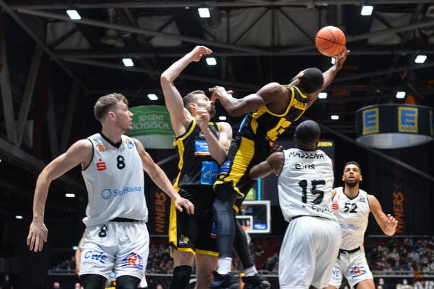 Jan Niklas Wimberg (Niners Chemnitz) li., Frantz Massenat (Niners Chemnitz) re. Yorman Polas Bartolo (MHP RIESEN Ludwigsburg) am Ball, Niners Chemnitz vs. MHP RIESEN Ludwigsburg, easycredit Basketball Bundesliga, 12.02.2022 Niners Chemnitz vs. MHP RIESEN Ludwigsburg, easycredit Basketball Bundesliga, 12.02.2022 Chemnitz Copyright: xBertxHarzer xEibner-xPressefotox