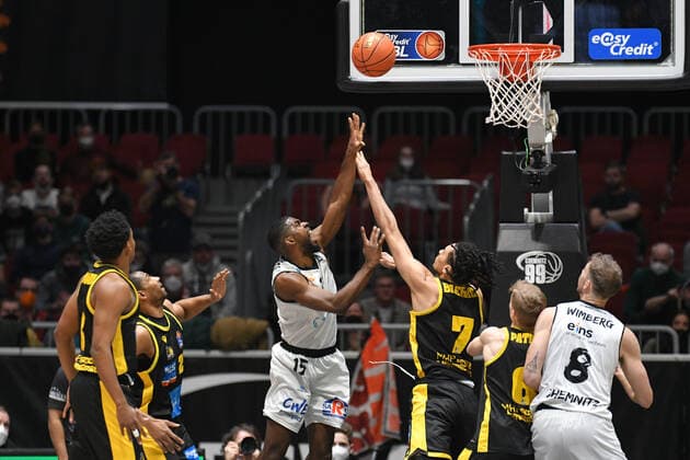 Zweikampf zwischen Jonathan Baehre (MHP RIESEN Ludwigsburg) re. und Frantz Massenat (Niners Chemnitz) li. , Niners Chemnitz vs. MHP RIESEN Ludwigsburg, easycredit Basketball Bundesliga, 12.02.2022 Niners Chemnitz vs. MHP RIESEN Ludwigsburg, easycredit Basketball Bundesliga, 12.02.2022 Chemnitz Copyright: xBertxHarzer xEibner-xPressefotox